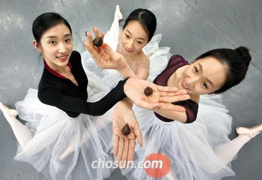 4일 오전 유니버설발레단 연습실에서 만난 발레리나 최지원·황혜민·김채리(왼쪽부터)가 발레리나 전용 초콜릿을 손에 올려 보여주고 있다.