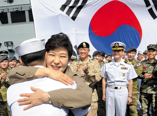 
		파병 대조영함 찾은 朴대통령 “여러분의 활동이 국민의 자랑” - 중동 순방 중인 박근혜 대통령이 6일 아랍에미리트(UAE) 아부다비의 자이드항(港)에 입항해 있는 대조영함에 올라 청해부대 장병과 포옹하고 있다. 박 대통령은 장병들에게 “여러분의 활동이 국민의 자랑이고 자부심”이라며 “책임감과 긍지를 갖고 임무 완수에 최선을 다해달라”고 했다. /뉴시스
