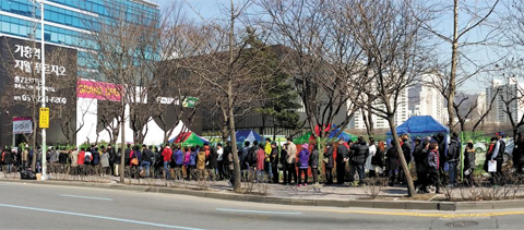 8일 낮 경기도 성남시 분당구 오리역 인근 ‘기흥역 지웰 푸르지오’ 아파트 견본주택 앞에 입장을 기다리는 관람객들이 장사진(長蛇陣)을 이루고 있다. 연중 최대 분양 성수기를 맞아 이달 6일부터 사흘간 전국 11곳에서 문을 연 견본주택에 줄잡아 10만여명의 관람객이 몰렸다.