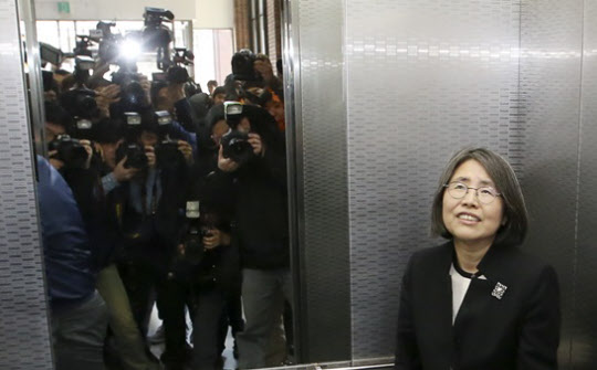 
	일명 '김영란 법'을 최초 입안한 김영란 전 국민권익위원장이 10일 기자회견을 마친 후, 엘리베이터에 타고 있다./뉴시스
