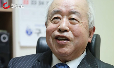 이수열씨가 신문 칼럼을 오려 틀리거나 부자연스러운 표현들을 골라내고 있다.