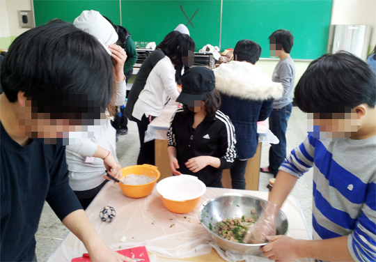 
	학교에 다니다 그만둔 청소년들을 가르치는 교육 기관인 대구 방송통신중학교에서 학생들이 요리 실습을 하고 있다. 이 학교는 교과 수업은 물론 자전거 여행이나 공동체 회의 등 다양한 체험 활동을 통해 아이들이 학교로 돌아올 수 있도록 돕는다.
