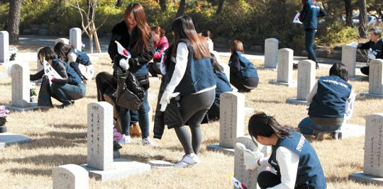 
탈북 대학생들이 14일 오전 국립서울현충원을 찾아 6&middot;25와 월남전 전사자 묘역을 단장하는 봉사 활동을 하고 있다.
