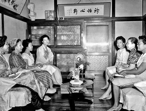 
	1961�� 7�� ������ ���簡 ���� �ܱ����� ���ε��� �����ϴ� ���. ���� �������� �� ������ ���� �����ƴ�./���ý�
