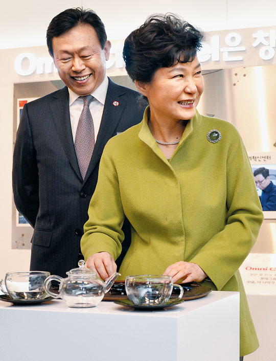 
	16일 낮 부산 해운대구 센텀그린타워에 문을 연 부산 창조경제혁신센터에서 박근혜 대통령이 신동빈(왼쪽) 롯데그룹 회장과‘스마트 스튜디오’를 둘러보며 웃고 있다.
