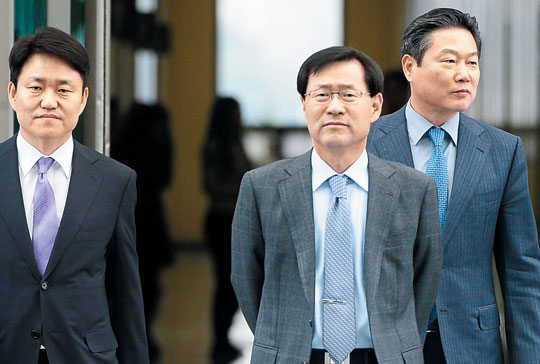 
	17일 정준양(67) 전 회장 시절의 포스코그룹 경영 비리를 수사 중인 서울중앙지검이 전?현직 포스코 임직원들에 대한 소환 조사를 시작한 가운데 대검찰청 간부들이 점심식사를 하기 위해 대검 본관에서 식당이 있는 부속 건물로 넘어가고 있다.
