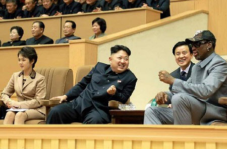 
2014년 1월 9일 북한 김정은이 방북한 데니스 로드먼과 함께 미국 NBA 출신 선수들의 농구경기를 관람하고 있는 모습. 북한 노동신문 보도 사진이다.
