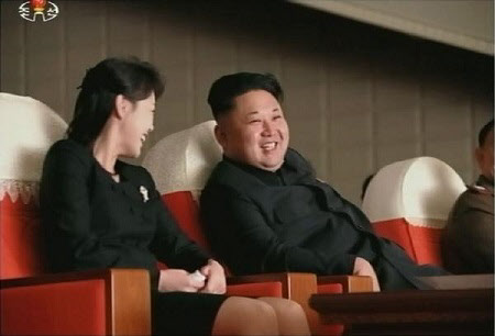 
작년 12월9일 북한 김정은이 부인 리설주와 함께 모범군인 가족들의 예술 공연을 관람하고 있다. 북한 조선중앙TV 보도를 캡처한 사진이다.
