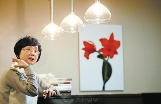지난 17일 오후 서울 역삼동 김혜남 자택 거실 창가에 봄빛이 완연했다. 15년째 파킨슨병으로 투병 중인 김혜남은 “이미 내게 온 병을 물리칠 수 없다면, ‘왜 병에 걸렸을까’를 생각하기보다 ‘어떻게 이겨낼까’를 고민하는 게 중요하다”며 “내 이야기가 고난에 봉착한 사람들에게 그 고난과 함께 살아가는 하나의 방법으로 읽혔으면 좋겠다”고 했다.