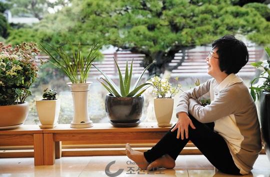 김혜남은 파킨슨병 투병 중에 쓴 책 ‘서른 살이 심리학에게 묻다’가 60만부 넘게 팔리며 베스트셀러 작가가 됐다. 그는 “이 병을 앓으면서 책을 다섯 권 쓸 수 있는 사람이 몇 명이나 있을까. 병이 천천히 진행된 덕에 나는 선물을 받은 거다”라고 했다.