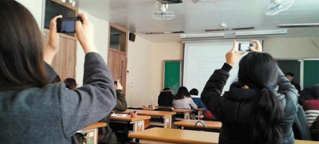타자族·녹음族 이어… 강의실 점령한 '찰칵族'