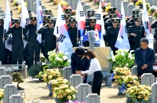 
		천안함 폭침 5주기를 5일 앞둔 21일 5000여명의 시민들이 국립대전현충원 천안함 46 용사 묘역에서 참배하고 있다. 이날 대전현충원을 찾은 시민은 대전 현충광장에서 출발해 충혼지와 천안함 46 용사 묘역, 한주호 준위 묘소로 이어지는 4.7㎞ 구간을 함께 걸으며 희생자들을 추모했다.
