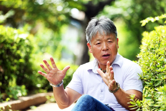 
	16좌 등반을 마친 뒤 네팔에 학교 짓고 산악인 유가족을 돕는 산악인 엄홍길이 2013년 6월 14일 서울 중구 장충동 휴먼재단에서 만나 본지와 인터뷰를 하고 있다./김연정 객원기자
