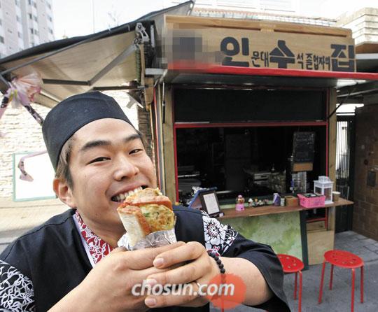 
		23일 서울 A 대학교 후문 근처에 있는 토스트 가게‘인문대 수석 졸업자의 집’주인 이준형씨가 직접 만든 토스트를 들고 있다. /성형주 기자
