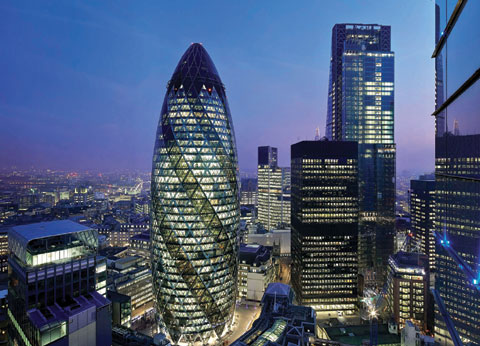 오이 모양을 닮아 ‘거킨(Gherkin·절임용 오이)’으로 불리는 영국 런던의 랜드마크 ‘30 세인트 메리 액스’빌딩. 