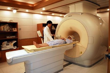 MRI 검사가 미세한 암 세포까지 진단할 수 있는 기술로 진화를 거듭하고 있다. MRI는 자기장을 이용해 수소원자의 움직임으로 이상을 발견하는 장비다. /조선일보DB