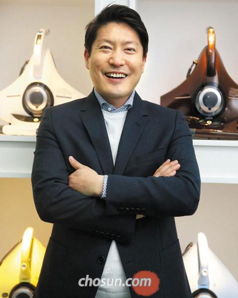 레이캅코리아 이성진 대표가 서울 여의도동 서울지점에서 제품 앞에 선 채 환하게 웃고 있다.