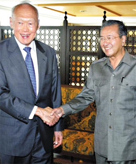
	2005년 4월 말레이시아 푸트라자야에서 리콴유(왼쪽) 전 싱가포르 총리와 마하티르 모하맛 전 말레이시아 총리가 만나 반갑게 악수하고 있다.
