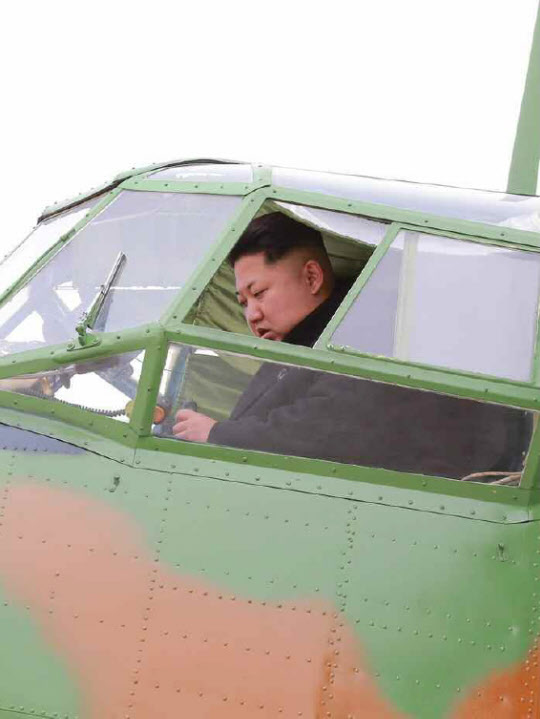 
북한 김정은 제1비서가 자체 생산한 민간 경비행기를 시험 비행하는 모습/노동신문
