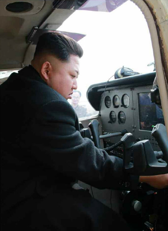 
북한 김정은 제1비서가 자체 생산한 민간 경비행기를 시험 비행하는 모습/노동신문
