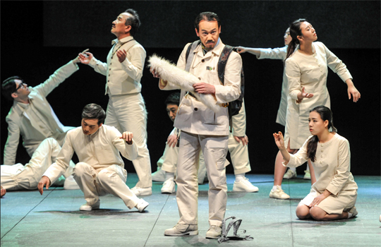 광우병, 세월호 등을 소재로 ‘아무도 미래에 대해 이야기하지 않는’ 현실을 비판한 연극 ‘여우인간’. /세종문화회관 제공