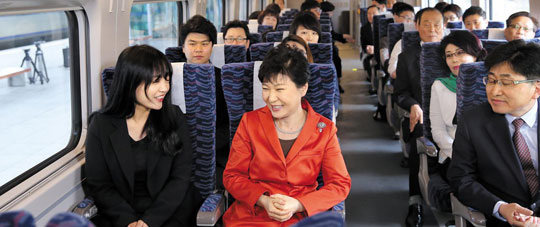 
	박근혜 대통령이 1일 오후 광주 송정역에서 열린 호남고속철도 개통식에 참석한 뒤 시승 객차에 앉은 직후 옆자리 승객과 대화를 나누고 있다.
