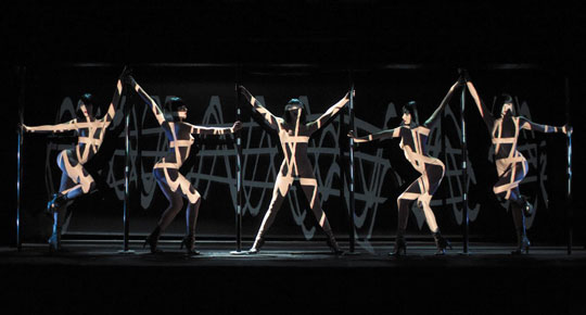 1951년 시작한 프랑스 파리의 ‘크레이지 호스’는 벗은 무용수의 몸이 조명을 받아 움직이며 그려지는 한 폭의 누드화다. 하이힐로 높이를 맞춘 동일한 키의 무용수들은 똑같은 분장으로 나와 누가 누군지 구분할 수 없다. 무대는 마술을 재현하는 공간이라 여겼던 창업자 알랭 베르나르당은 현실의 개성을 지우고 환상 속 여인을 보여주길 원했다.