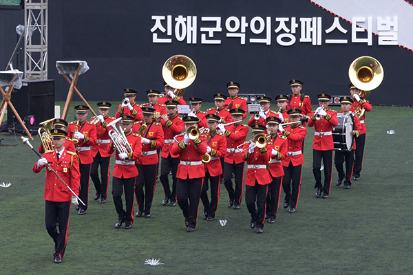 이번 군항제에서는 대한민국 해군의 모항인 진해지역의 특성을 살린 '2015 진해 군악의장 페스티벌'도 함께 열렸다.