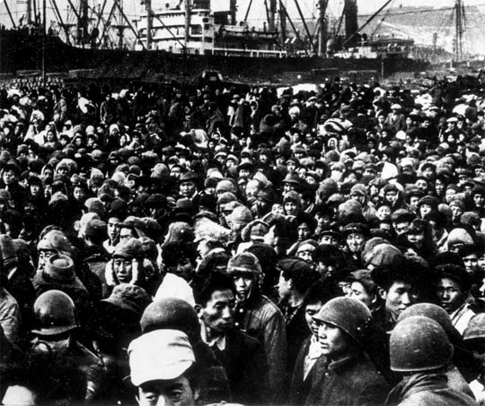 
	1950년 겨울 흥남부두는 무척 추웠다. 피란민들은 두렵고 초조한 표정으로 부두에 모여 배를 기다렸다. 12월 23일 멀리 보이는 메러디스 빅토리호는 이날 1만4000명을 태우고 흥남을 탈출했다.
