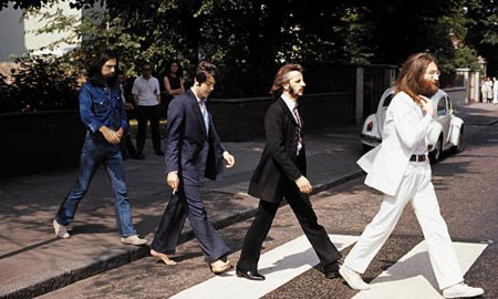 비틀스 앨범 커버 가운데 가장 유명한 1969년 작 ‘애비 로드(Abbey Road)’ 사진을 찍을 때 폴 매카트니의 아내 린다가 찍었던 스냅 사진. 매카트니만 맨발인 데다 유일하게 오른발이 앞서 있다는 이유로 ‘폴은 죽었다’는 소문을 확산시키기도 했다. 왼쪽부터 조지 해리슨, 매카트니, 링고 스타, 존 레넌.