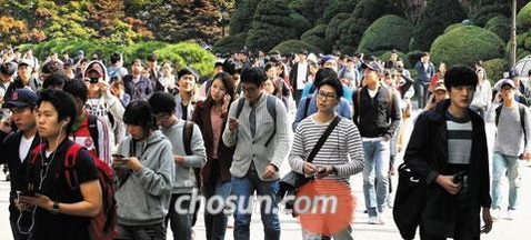 지난해 10월 13일 서울 강남의 한 고등학교에서 삼성 입사 지원자들이 SSAT를 보고 나오는 모습.