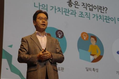 정권택 인사조직실장은 “자기소개서에는 본인의 강점을 명확히 드러내는 것이 중요하다. 관계 없는 이야기는 쓸 필요가 없다”고 말했다./정용창 기자