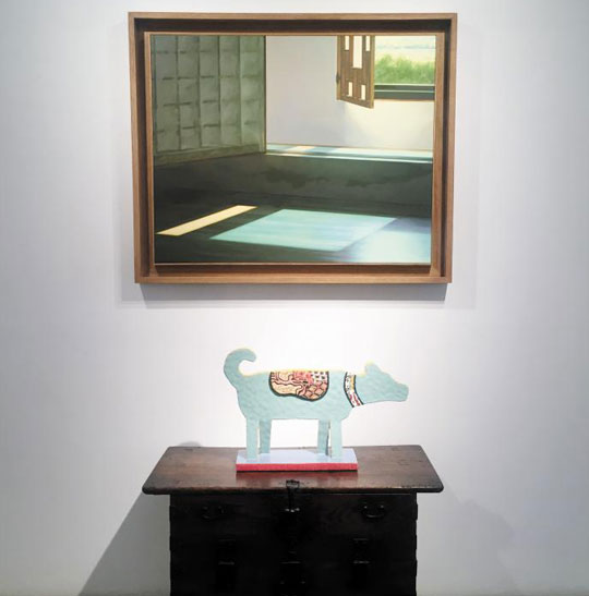 정보영의 그림‘Appearing’(위)과 신상호의 도예 조각(가운데), 조선시대 반닫이가 마치 하나의 작품처럼 어우러졌다.