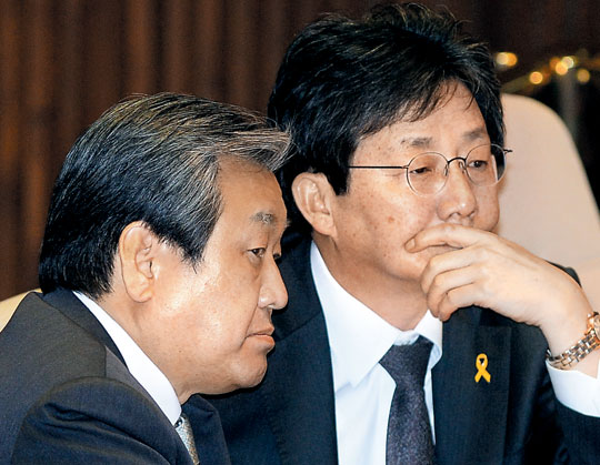 
		새누리당 김무성(왼쪽) 대표와 유승민(오른쪽) 원내대표가 13일 국회 본회의장에서 열린 대정부질문에서 이완구 국무총리의 답변을 심각한 표정으로 듣고 있다. /뉴시스
