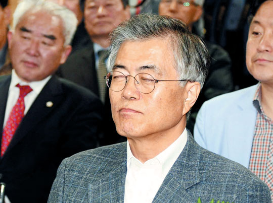 
		새정치민주연합 문재인 대표가 13일 새정치연합 부산시당에서 열린 '오륙도 연구소' 개소식에 참석, '성완종 리스트'에 대해 언급하는 안철수 의원 연설을 눈을 감은 채 듣고 있다. /뉴시스
