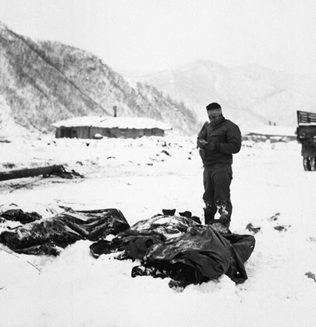 
	장진호 철수 작전 도중 고토리에서 숨진 동료 시신을 앞에 두고 미 해병이 기도를 올리고 있다.
