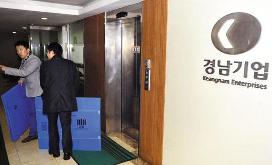 
	�������� ����Ʈ���� ���� ���� ���� Ư�������� ������� 15�� ���� ���� ���빮�� �泲��� ���� �繫�ǿ� �м���ǰ�� ���� �ڽ��� ��� ���� �ִ�.
