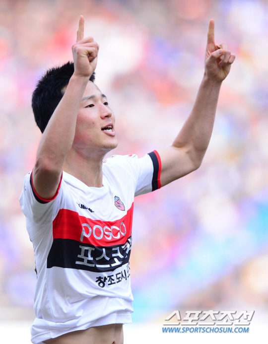 
	���� �Ｚ�� ���� ��ƿ������ 8�� ���������Ű���忡�� 2015 K���� ���� ���带 ���ƴ�. ���� ���� 2���� �����ߴ� ������ 2�� ���� K���� ��¿� �����ϴ� ������ �´���̴�. 

���� ����ȣ�� �Ĺ� ������� ����ߴ�. �ҵ��� ���� ȯȣ�ϰ� �ִ� ����ȣ.

����=������ ���� songs@sportschosun.com/2015.03.08
