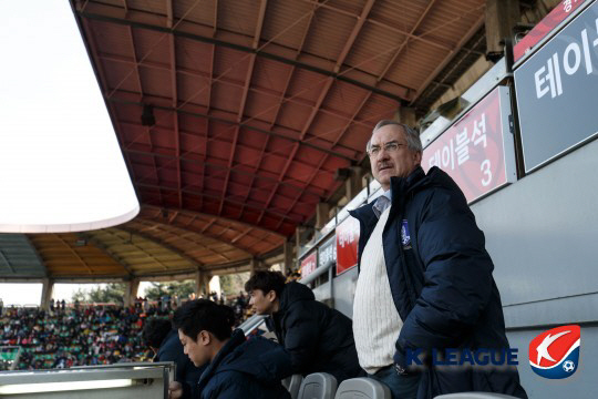 
	��ƿ���� ������ ������ 15�� ���װ� ����� K���� ��⸦ �����ϰ� �ִ�. ��������=�ѱ������౸����
