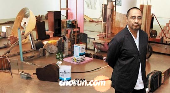 
	��ź����� ����Ʈ����� ������ �簳�� �������� ������ �������� ���� ��ġ ��ǰ �տ� �� �ƺ��� ũ�罺�񿹰���. ����� �Ը��� ���� ���븦 ���߷� ��¦ ������ Ʋ�� ����. 
