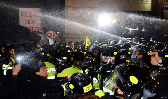 
	16�� �� �����û �� ���ﱤ�忡�� �־��� ������ȣ ������ �߸�ȭ������ ���� �� �Ϻ� �����밡 û�ʹ�� ���ڴٸ� ���θ� �����ϰ� �����ϴ� ���� �տ��� ������ �浹�ߴ�. ������ �����뿡 ĸ���̽� �ַ���� ��� �ִ�.
