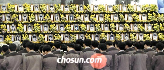 
	�Ȼ꼱 �ܿ��� �л����̡� 16�� ���� ����ȣ 1�ֱ⸦ �¾� ��� �Ȼ� �յ�����ҿ� ���� �� �ܿ��� �л����� ������ ���̰� �ִ�. 
