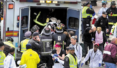 2013년 4월 15일 보스턴 마라톤 결승선 부근에서 폭탄 테러가 발생한 뒤 응급구조요원들이 부상자들을 후송하고 있다.