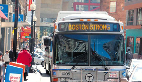 ‘보스턴 스트롱(Boston Strong)’이란 문구를 적은 시내버스가 테러 이후 보스턴 시내를 주행하고 있다.