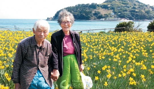 강명식씨는 “애초 공곶이로 온 것은 내 뜻이 아니고 하늘의 뜻이었고 부자 되라고 한 것도 아니었다”고 말했다. 부인과 함께