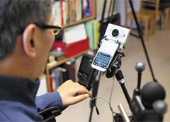 손·팔이 불편한 장애인 육근홍씨가 삼성전자가 개발한 ‘두웰’ 앱을 이용해 스마트폰을 사용하고 있다.