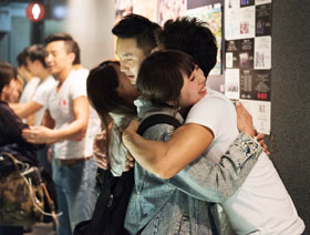 22일 첫공연이 끝난 뒤 9명의 배우들이 VIP좌석에서 관람한 관객들을 포옹하는‘서비스’를 하며 즐거워하고 있는 모습.