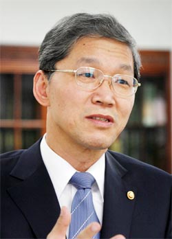 김도연 신임 총장은 자기 주장을 강조하기보다는 주변과 부하 직원의 의견을 충분히 수렴하는 ‘부드러운 리더십’을 갖고 있다는 평가를 받고 있다.
