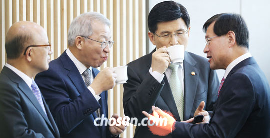 
	24일 오전‘제52회 법의 날 기념식’에 참석하기 위해 서울 서초동 대검찰청을 방문한 박한철 헌법재판소장(왼쪽부터), 양승태 대법원장, 황교안 법무부 장관, 김진태 검찰총장이 차를 마시며 대화하고 있다.
