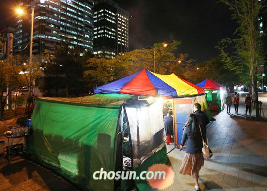 
	21일 저녁 서울 여의도역 3번 출구 근처 인도에 대형 포장마차가 줄지어 있다.
